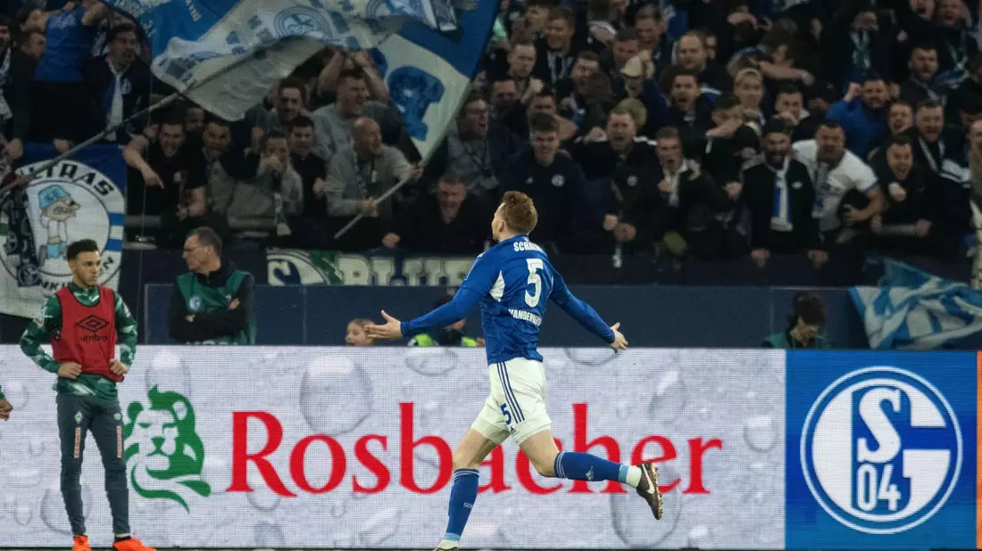 Schalkes Sebastian Polter (r) verwandelt den Elfmeter zum 4:3. - Bild: Bernd Thissen/dpa
