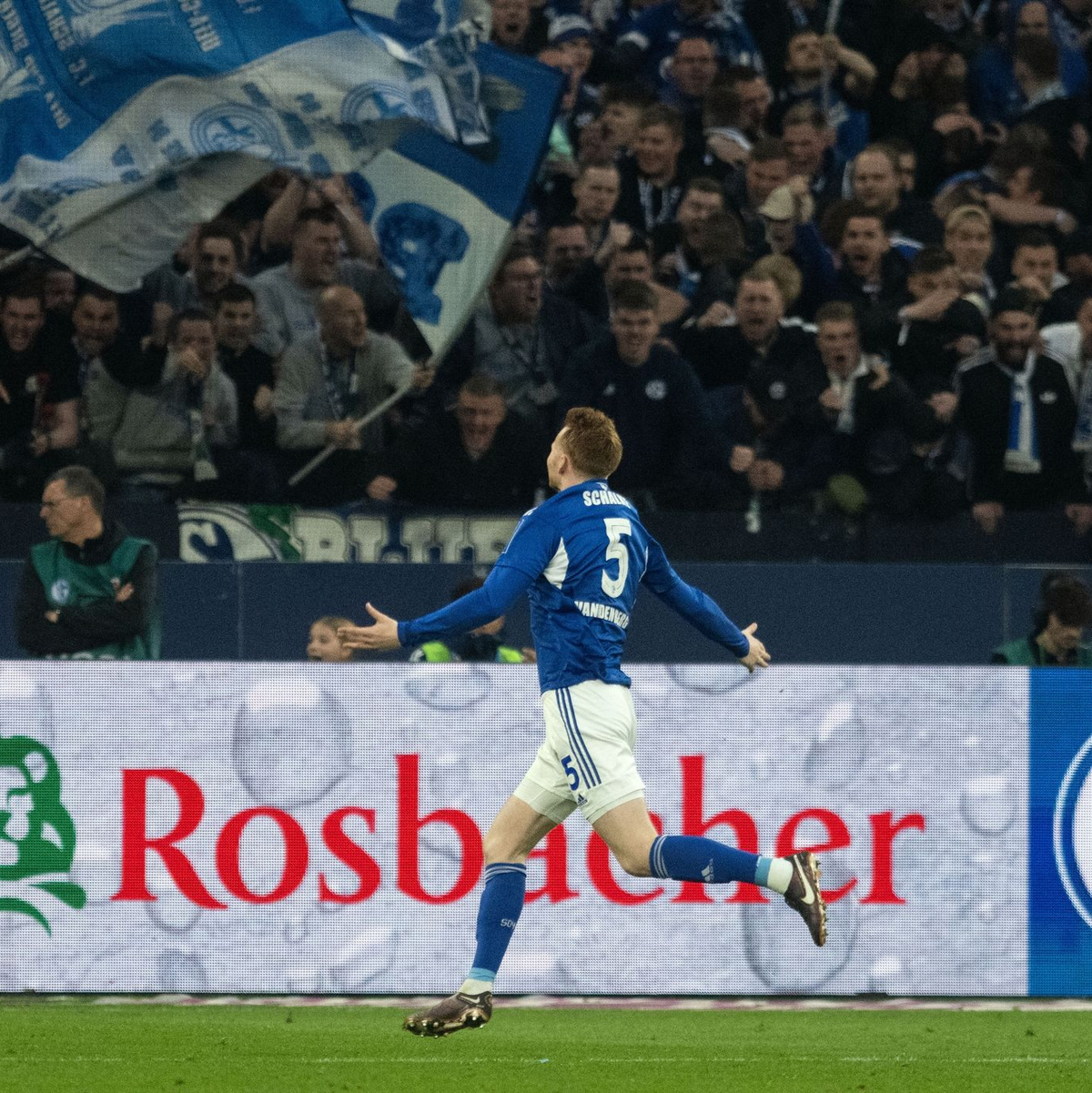 Schalkes Sebastian Polter (r) verwandelt den Elfmeter zum 4:3. - Foto: Bernd Thissen/dpa