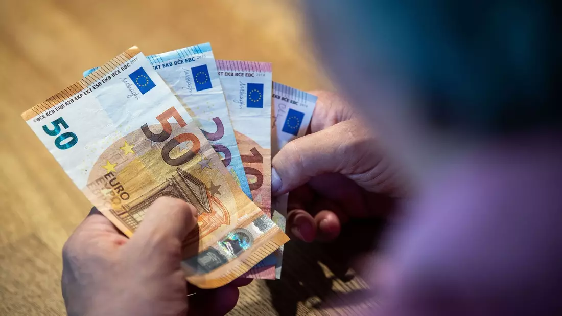 Mehr als ein Drittel der Deutschen sorgt aufgrund der großen Preissteigerungen der vergangenen Jahre weniger fürs Alter vor. (Symbolbild) - Bild: Lino Mirgeler/dpa