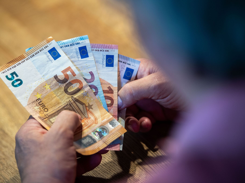 Die Rente reicht vielen nicht aus. Rentner arbeiten häufig weiter.  - Foto: Lino Mirgeler/dpa