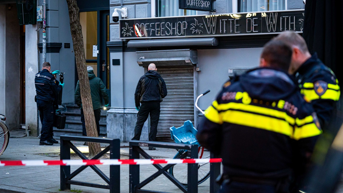 Einsatzkräfte der Polizei untersuchen einen Explosionsort in Rotterdam. - Foto: Killian Lindenburg/ANP/dpa