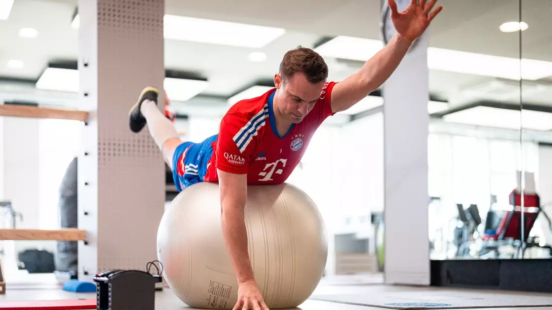 Der FC Bayern München bangt vor dem Spiel gegen Bayer 04 Leverkusen um den Einsatz von Torhüter Manuel Neuer. - Bild: -/FC Bayern München/dpa
