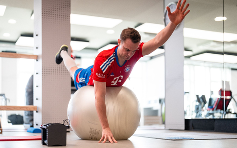 Der FC Bayern München bangt vor dem Spiel gegen Bayer 04 Leverkusen um den Einsatz von Torhüter Manuel Neuer. - Foto: -/FC Bayern München/dpa