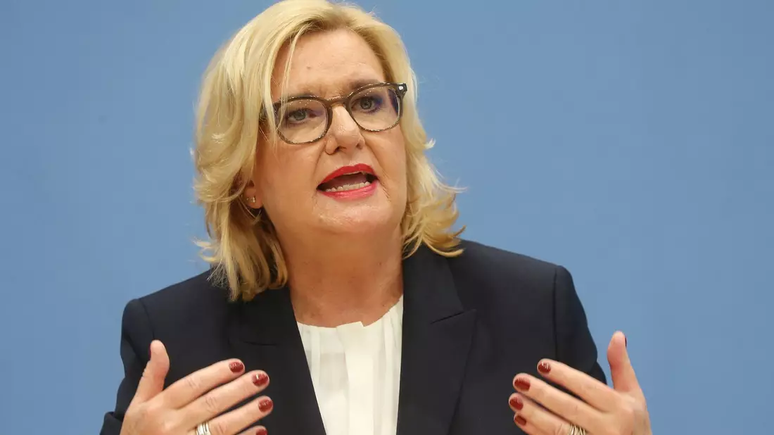 Die Wehrbeauftragte Eva Högl (SPD) plädiert dafür, Bewerberinnen und Bewerbern klar zu sagen, dass diese auch bereit sein müssten, ihr Leben zu geben, wenn sie sich für den Soldatenberuf entscheiden. - Bild: Wolfgang Kumm/dpa