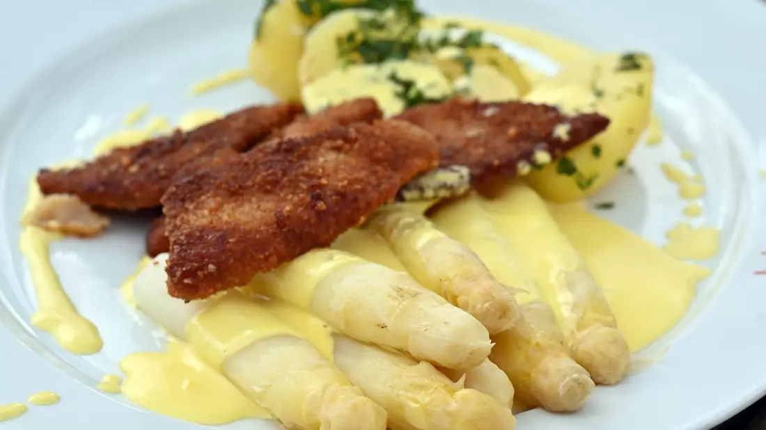 Diejenigen, die Spargel mögen, essen ihn am liebsten mit Sauce hollandaise (einer Soße, die ursprünglich nur aus Butter, Eigelb und einer Reduktion aus Weißwein besteht). (Archivbild) - Bild: Martin Schutt/dpa