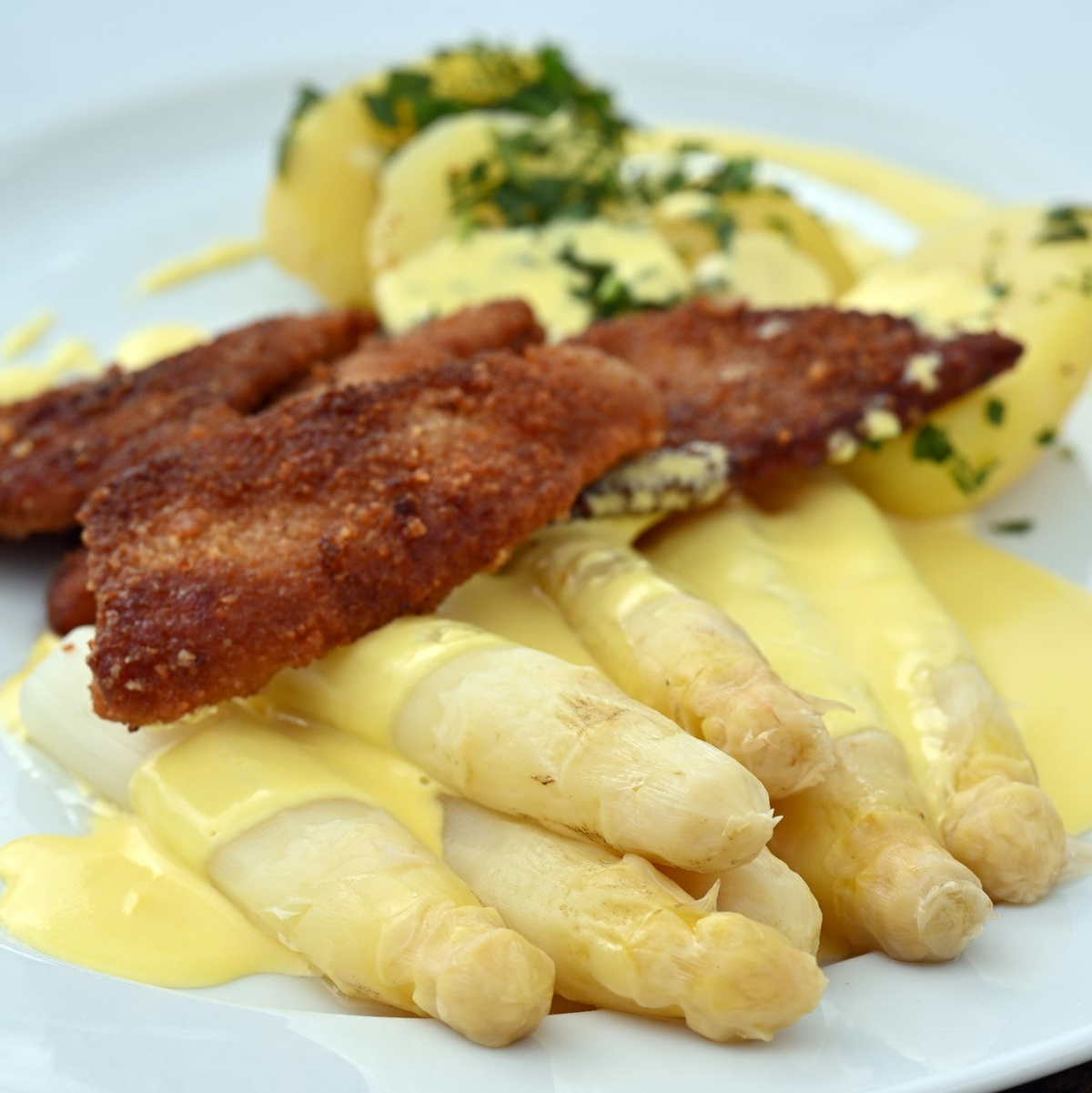 Diejenigen, die Spargel mögen, essen ihn am liebsten mit Sauce hollandaise (einer Soße, die ursprünglich nur aus Butter, Eigelb und einer Reduktion aus Weißwein besteht). (Archivbild) - Foto: Martin Schutt/dpa