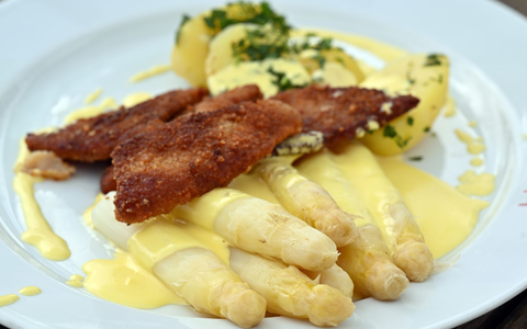 Diejenigen, die Spargel mögen, essen ihn am liebsten mit Sauce hollandaise (einer Soße, die ursprünglich nur aus Butter, Eigelb und einer Reduktion aus Weißwein besteht). (Archivbild) - Foto: Martin Schutt/dpa