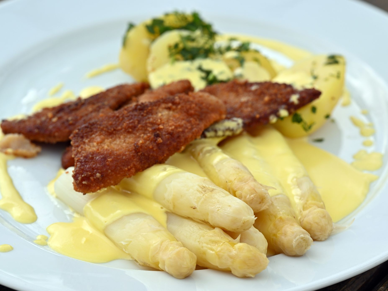 Diejenigen, die Spargel mögen, essen ihn am liebsten mit Sauce hollandaise (einer Soße, die ursprünglich nur aus Butter, Eigelb und einer Reduktion aus Weißwein besteht). (Archivbild) - Foto: Martin Schutt/dpa