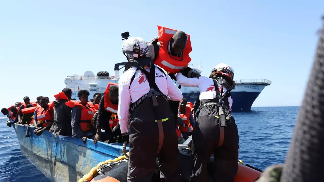 Boot mit Flüchtlingen vor der libyschen Küste. Seit Monaten versuchen sehr viele Menschen, von Nordafrika aus über die gefährliche Mittelmeerroute Süditalien zu erreichen. - Bild: Skye McKee/Ärzte ohne Grenzen via AP/dpa