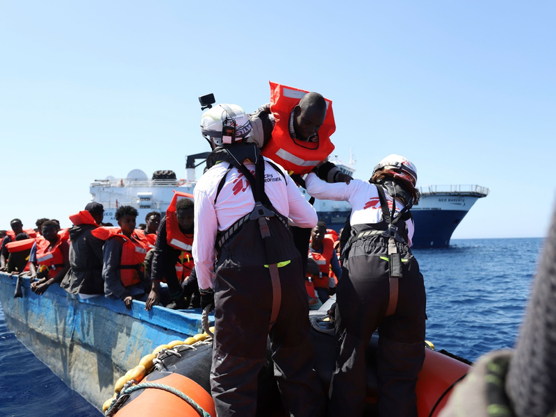 Boot mit Flüchtlingen vor der libyschen Küste. Seit Monaten versuchen sehr viele Menschen, von Nordafrika aus über die gefährliche Mittelmeerroute Süditalien zu erreichen. - Foto: Skye McKee/Ärzte ohne Grenzen via AP/dpa
