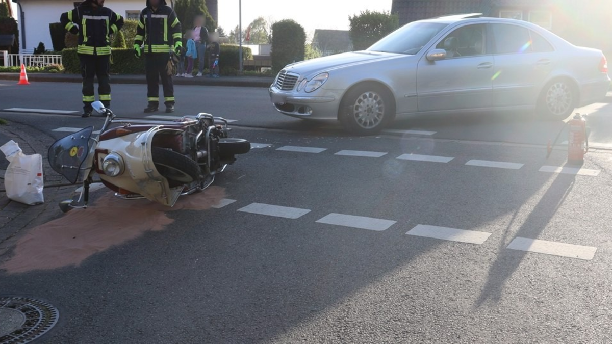 POL-HF: Verkehrsunfall- Mercedes prallt gegen Lkw - Foto: presseportal.de