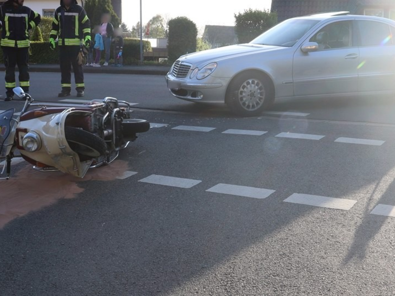 POL-HF: Verkehrsunfall- Mercedes prallt gegen Lkw - Foto: presseportal.de