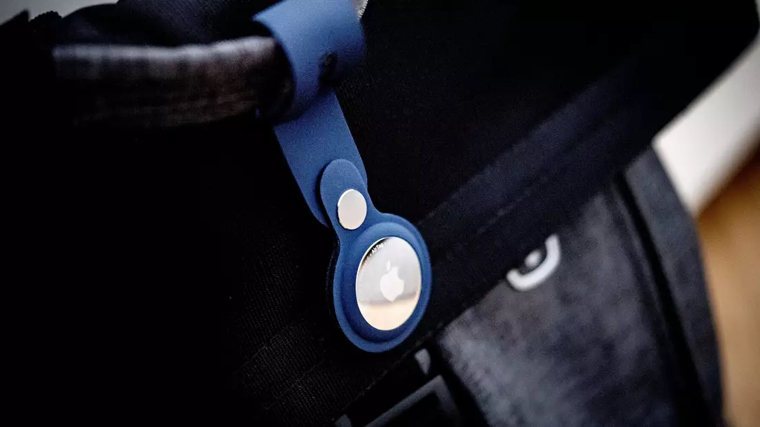 Ein Bluetooth-Tracker an einer Tasche. Die IT-Riesen Apple und Google wollen mit einer gemeinsamen Initiative den Missbrauch von kleinen Bluetooth-Ortungsgeräten für unerwünschtes Tracking von Personen verhindern. - Bild: Zacharie Scheurer/dpa-tmn/dpa