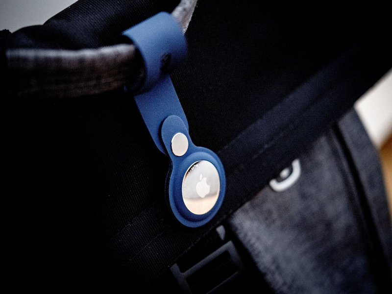 Ein Bluetooth-Tracker an einer Tasche. Die IT-Riesen Apple und Google wollen mit einer gemeinsamen Initiative den Missbrauch von kleinen Bluetooth-Ortungsgeräten für unerwünschtes Tracking von Personen verhindern. - Foto: Zacharie Scheurer/dpa-tmn/dpa