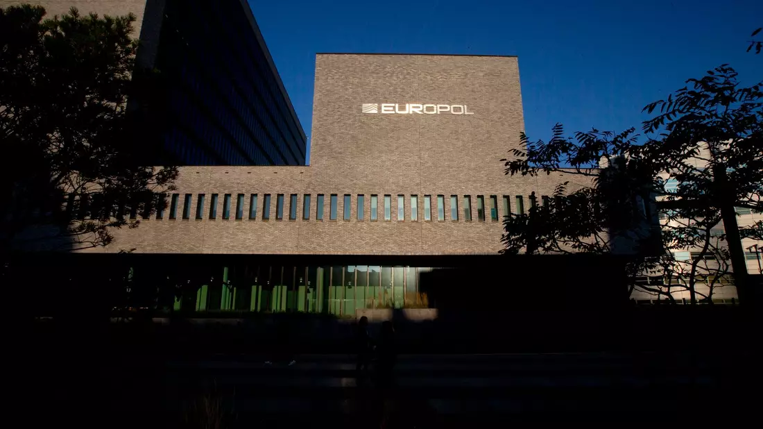 Das Europol-Hauptquartier in Den Haag. - Bild: Peter Dejong/AP