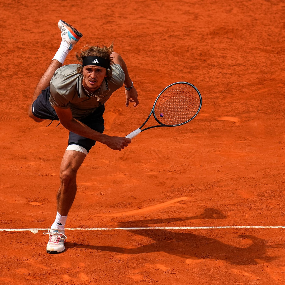 Alexander Zverev steht in Madrid im Achtelfinale. - Foto: Manu Fernandez/AP