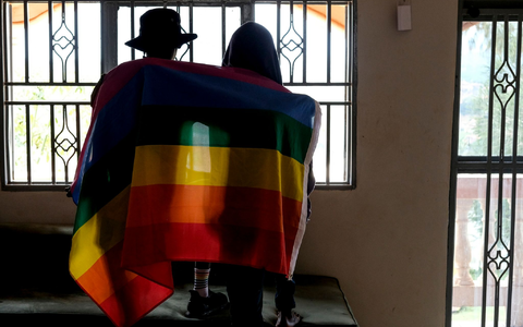 Ein Paar mit einer Pride-Fahne: Die rechtliche Situation offen queerer Menschen ist nicht nur in Uganda schwierig. - Foto: AP/dpa Ein Paar mit einer Pride-Fahne: Die rechtliche Situation offen queerer Menschen ist nicht nur in Uganda schwierig. - Foto: AP/dpa