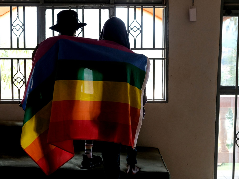 Ein Paar mit einer Pride-Fahne: Die rechtliche Situation offen queerer Menschen ist nicht nur in Uganda schwierig. - Foto: AP/dpa