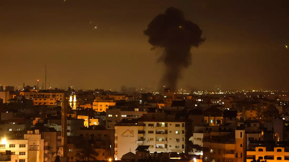 Eine Rakete wird abgefeuert. - Bild: Mohammed Talatene/dpa