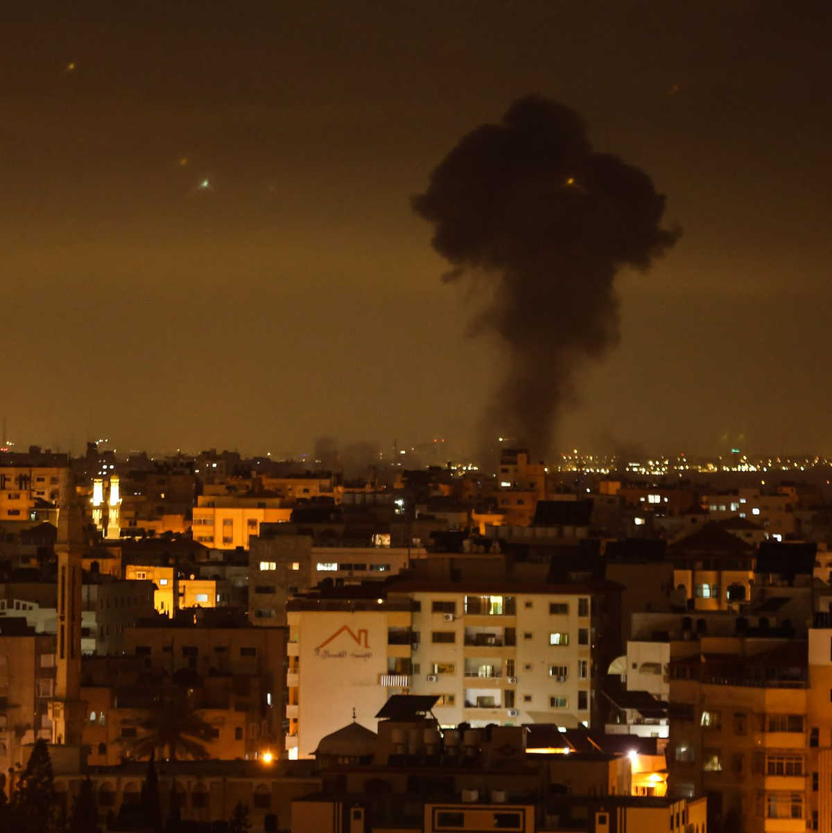 Am Himmel über Gaza-Stadt sind Raketen zu sehen, die in Richtung Israel fliegen. - Foto: Mohammed Talatene/dpa