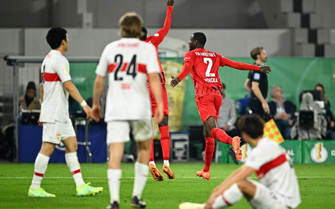 Sloweniens Erik Janza (l) sorgt mit seinem Treffer für den Ausgleich und die Punkteteilung. - Foto: Tom Weller/dpa