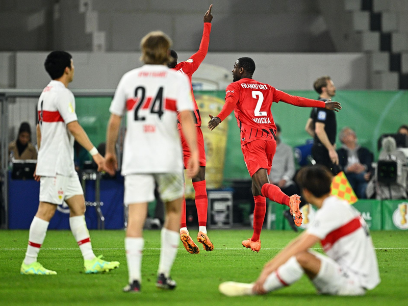 Sloweniens Erik Janza (l) sorgt mit seinem Treffer für den Ausgleich und die Punkteteilung. - Foto: Tom Weller/dpa