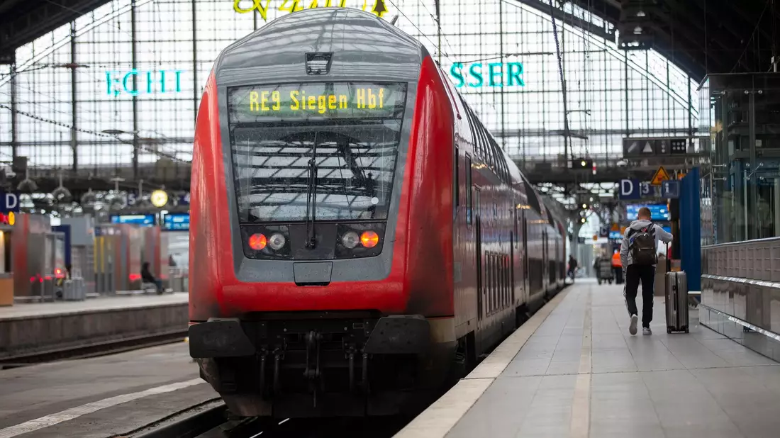 «D-Ticket» steht auf den Monitoren von Fahrkartenautomaten im Hauptbahnhof in Köln. - Bild: Thomas Banneyer/dpa