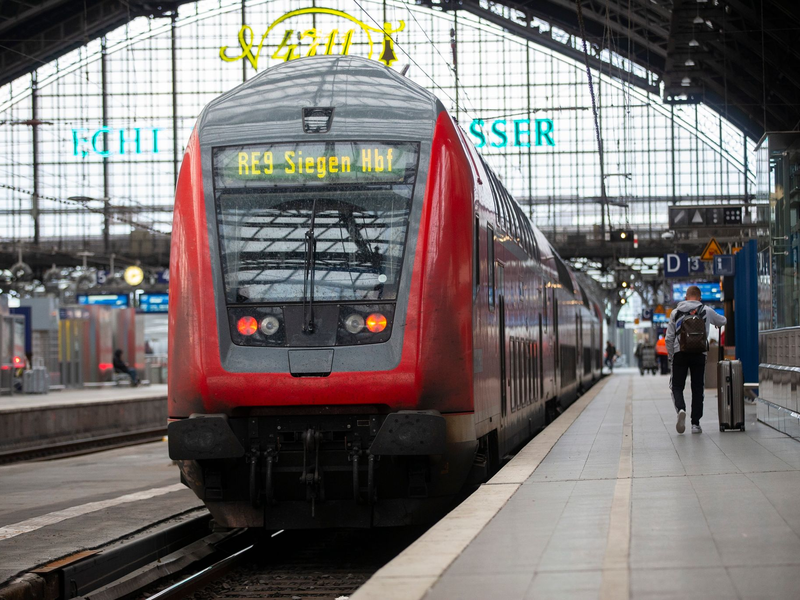 «D-Ticket» steht auf den Monitoren von Fahrkartenautomaten im Hauptbahnhof in Köln. - Foto: Thomas Banneyer/dpa