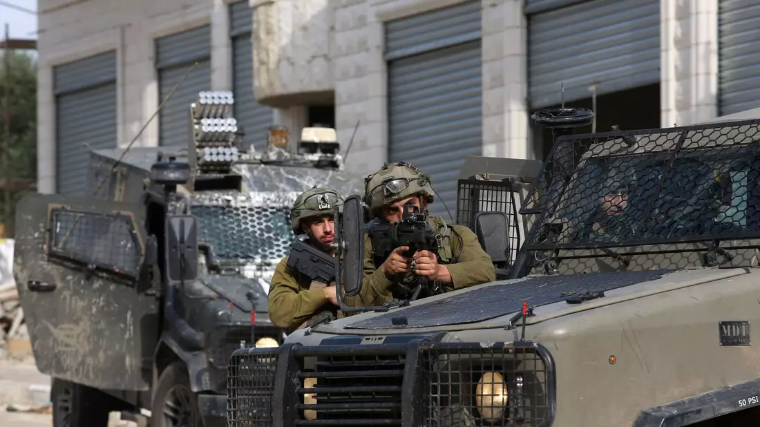 Palästinenser verbrennen Reifen bei Zusammenstößen während der israelischen Militäroperation in Dschenin. - Bild: Ayman Nobani/dpa