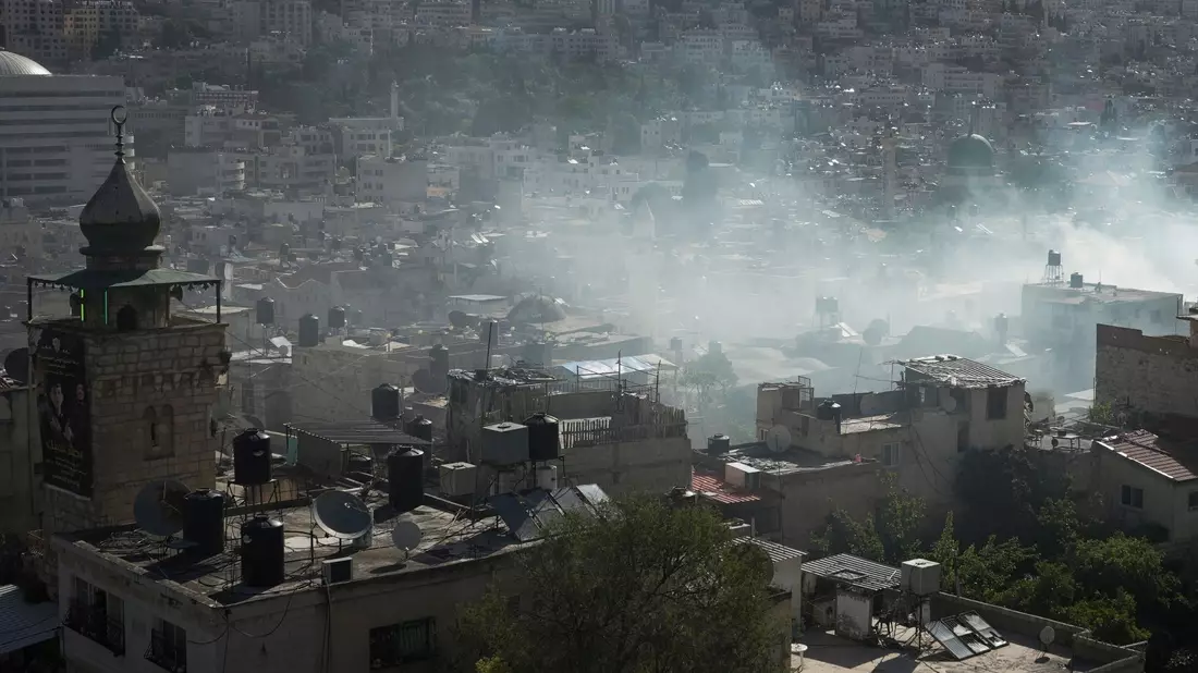 Bei einem israelischen Militäreinsatz im besetzten Westjordanland sind militante Palästinenser getötet worden. Hier steigt Rauch während einer Razzia israelischer Sicherheitskräfte in der besetzten Stadt Nablus Anfang des Monats auf. - Bild: Majdi Mohammed/AP