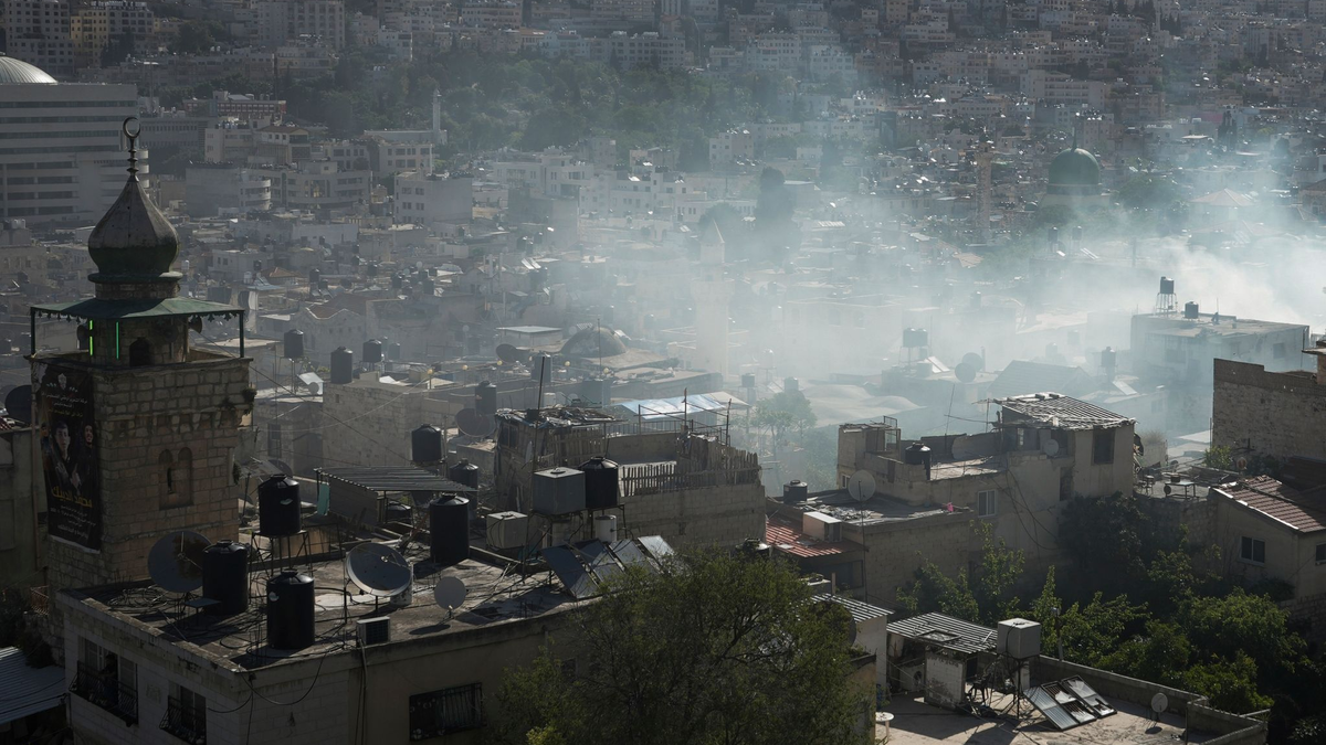 Bei einem israelischen Militäreinsatz im besetzten Westjordanland sind militante Palästinenser getötet worden. Hier steigt Rauch während einer Razzia israelischer Sicherheitskräfte in der besetzten Stadt Nablus Anfang des Monats auf. - Foto: Majdi Mohammed/AP