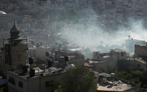 Bei einem israelischen Militäreinsatz im besetzten Westjordanland sind militante Palästinenser getötet worden. Hier steigt Rauch während einer Razzia israelischer Sicherheitskräfte in der besetzten Stadt Nablus Anfang des Monats auf. - Foto: Majdi Mohammed/AP