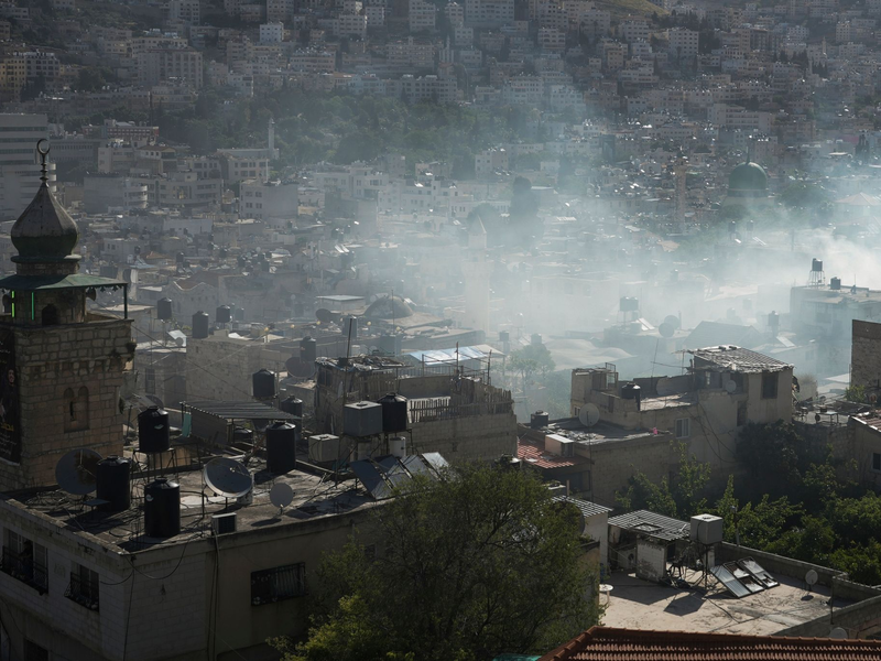 Bei einem israelischen Militäreinsatz im besetzten Westjordanland sind militante Palästinenser getötet worden. Hier steigt Rauch während einer Razzia israelischer Sicherheitskräfte in der besetzten Stadt Nablus Anfang des Monats auf. - Foto: Majdi Mohammed/AP