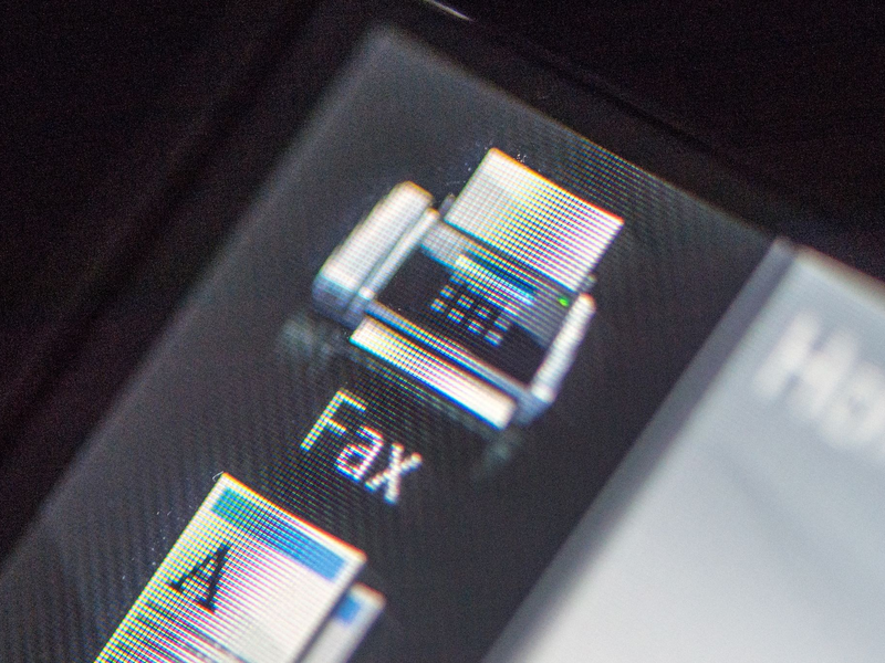 «Relikt aus einer anderen Zeit»: ein Faxgerät. - Foto: Armin Weigel/dpa