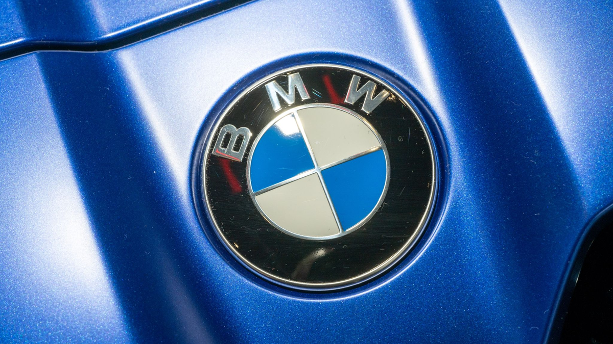 BMW arbeitet im US-Werk Spartanburg zum ersten Mal mit einem humanoiden Roboter. - Foto: Peter Kneffel/dpa