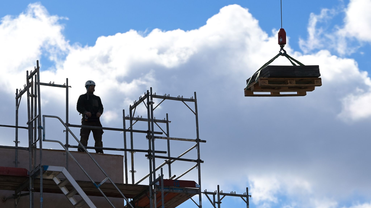 Ein Arbeiter dirigiert auf einer Baustelle einen Kran. Das Wirtschaftswachstum in Deutschland nimmt laut Bundesbank im Frühjahr leicht zu. Aber dann? - Foto: Soeren Stache/dpa-Zentralbild/dpa