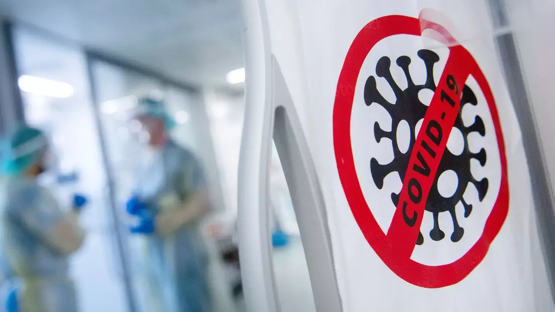 Ein positiver Corona-Schnelltest liegt auf einem Tisch: In Deutschland verbreiten sich Coronaviren wieder sehr rasch. - Bild: Sebastian Gollnow/dpa