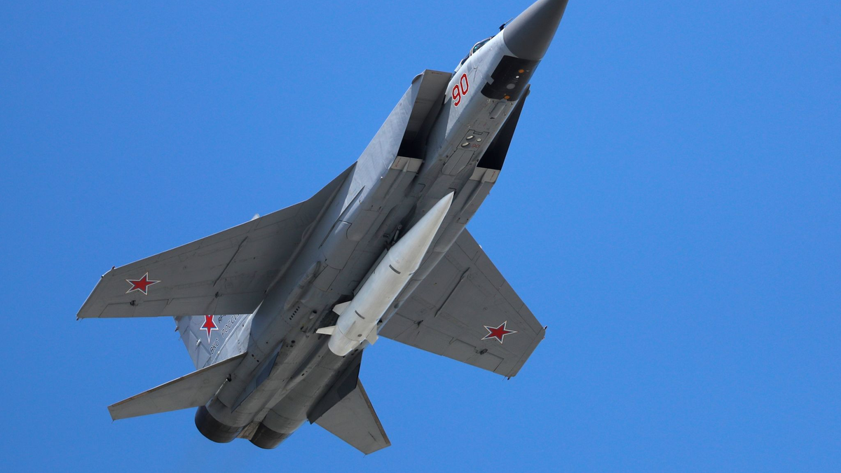 Ein Mikoyan MiG-31 Abfangjäger der russischen Luftwaffe fliegt bei der russischen Militärparade zum Tag des Sieges beladen mit einer ballistischen Luft-Boden-Rakete «Kinschal». (Archivbild) - Foto: Pavel Golovkin/AP/dpa
