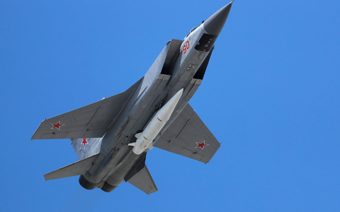 Ein Mikoyan MiG-31 Abfangjäger der russischen Luftwaffe fliegt bei der russischen Militärparade zum Tag des Sieges beladen mit einer ballistischen Luft-Boden-Rakete «Kinschal». (Archivbild) - Foto: Pavel Golovkin/AP/dpa Ein Mikoyan MiG-31 Abfangjäger der russischen Luftwaffe fliegt bei der russischen Militärparade zum Tag des Sieges beladen mit einer ballistischen Luft-Boden-Rakete «Kinschal». (Archivbild) - Foto: Pavel Golovkin/AP/dpa