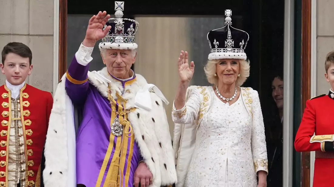 König Charles III. und Königin Camilla  nach der Krönungszeremonie auf dem Balkon des Buckingham Palastes. - Bild: Owen Humphreys/PA Wire/dpa