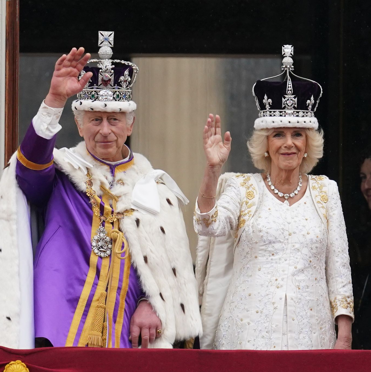 König Charles III. und Königin Camilla  nach der Krönungszeremonie auf dem Balkon des Buckingham Palastes. - Foto: Owen Humphreys/PA Wire/dpa