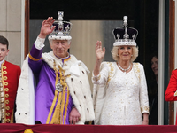 König Charles III. und Königin Camilla  nach der Krönungszeremonie auf dem Balkon des Buckingham Palastes. - Foto: Owen Humphreys/PA Wire/dpa