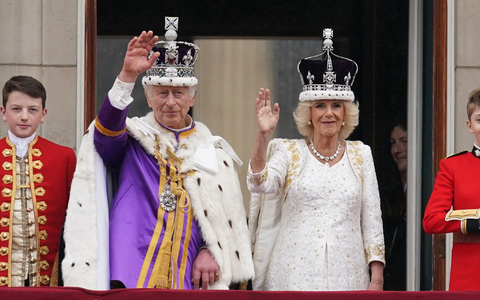 König Charles III. und Königin Camilla  nach der Krönungszeremonie auf dem Balkon des Buckingham Palastes. - Foto: Owen Humphreys/PA Wire/dpa
