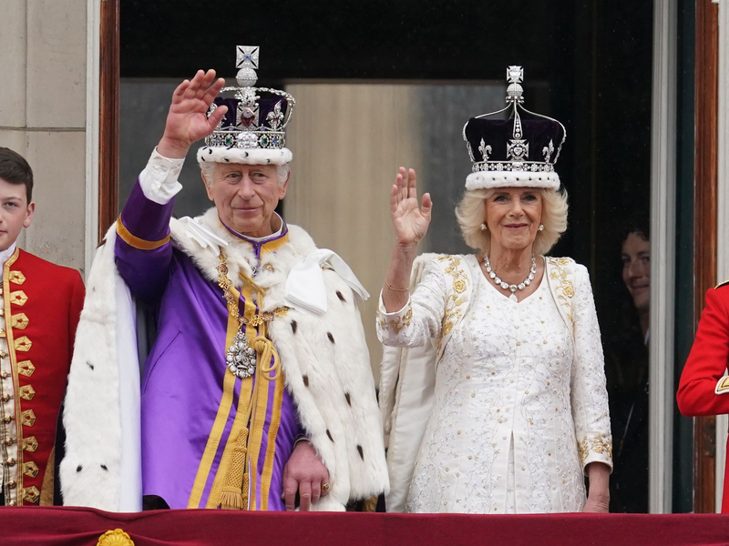 König Charles III. und Königin Camilla  nach der Krönungszeremonie auf dem Balkon des Buckingham Palastes. - Foto: Owen Humphreys/PA Wire/dpa
