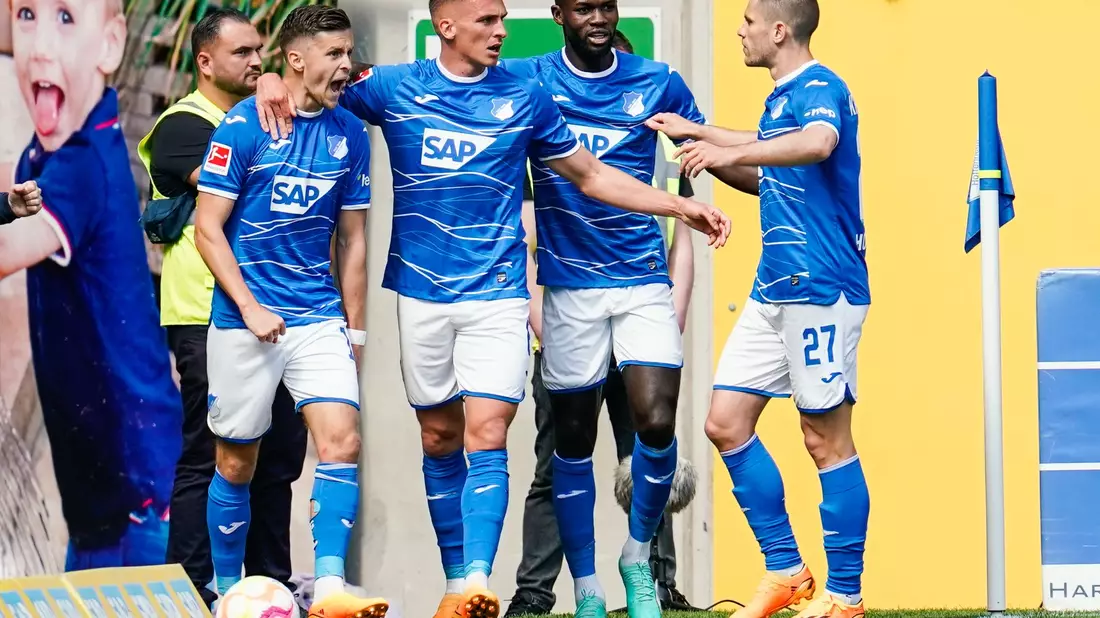 Schwere Aufgabe für Hoffenheims Kevin Akpoguma (r.) gegen Hugo Ekitiké   - Bild: Uwe Anspach/dpa