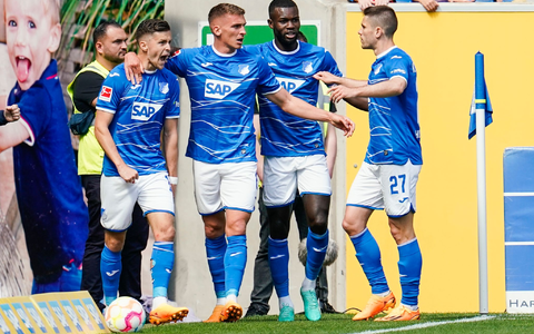 Schwere Aufgabe für Hoffenheims Kevin Akpoguma (r.) gegen Hugo Ekitiké   - Foto: Uwe Anspach/dpa