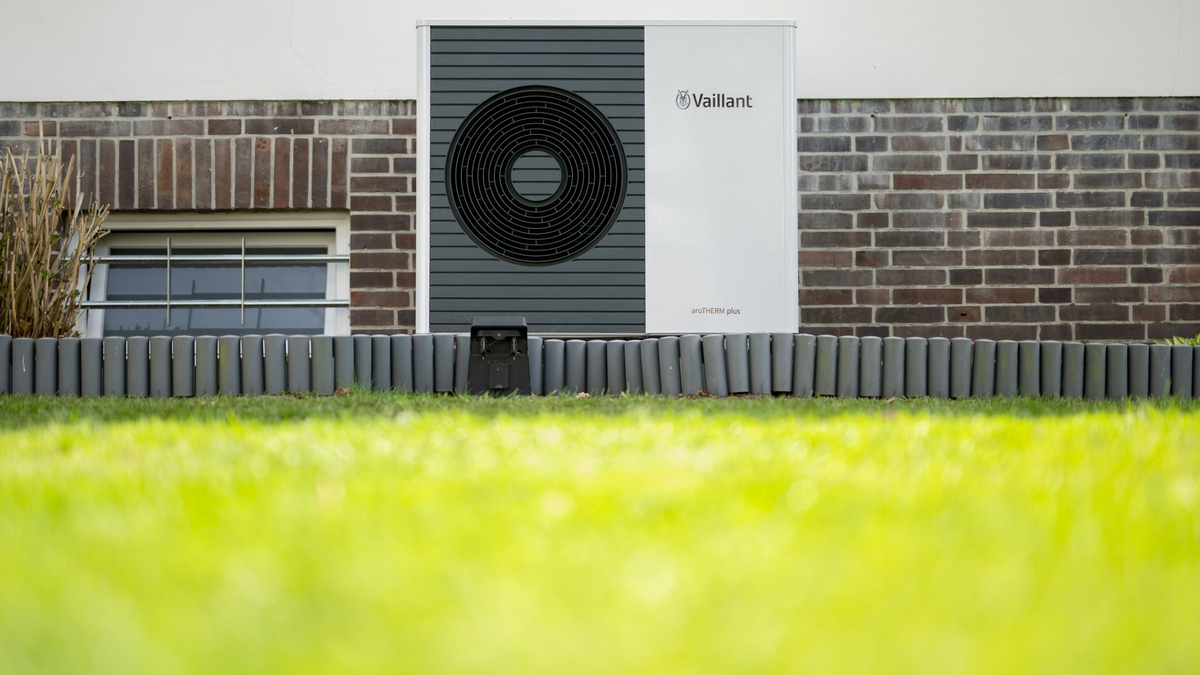 Ein Entwurf sieht vor, dass von 2024 an möglichst jede neueingebaute Heizung zu mindestens 65 Prozent mit Öko-Energie betrieben wird. Wärmepumpen könnten die Lösung sein. - Foto: Daniel Reinhardt/dpa