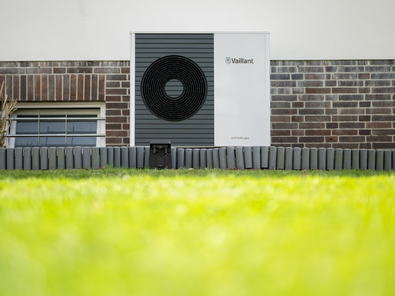 Die Wärmepumpe soll eine Schlüsselrolle spielen bei der «Wärmewende». Doch der Verkauf läuft anders als erwartet. - Foto: Daniel Reinhardt/dpa