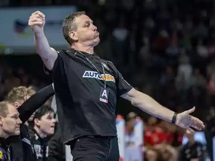 Handball-Bundestrainer Alfred Gislason macht sich vor der Heim-EM Personalsorgen. - Foto: Andreas Gora/dpa