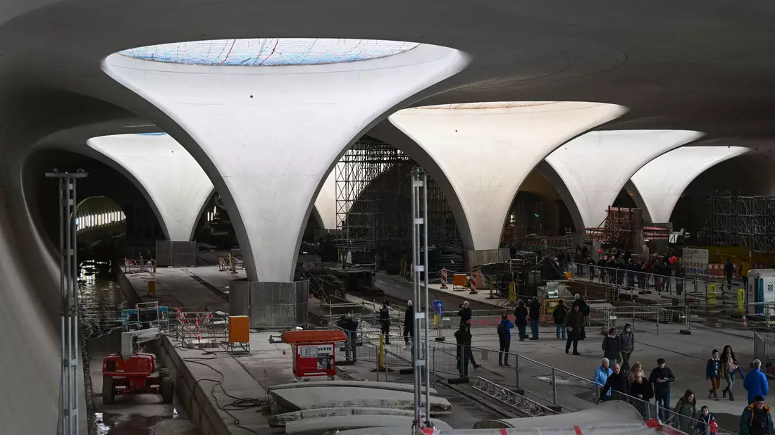 Arbeiter betonieren Ende November das letzte Stück des Dachs des neuen Tiefbahnhofs des milliardenschweren Bahnprojekts Stuttgart 21. - Bild: Bernd Weißbrod/dpa
